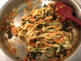 kale-tomato-pasta-mixed-in-pan