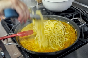 linguinewithclams-addingpasta