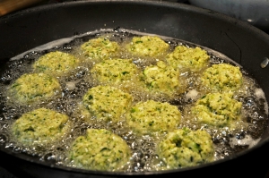 zucchinipatties-frying